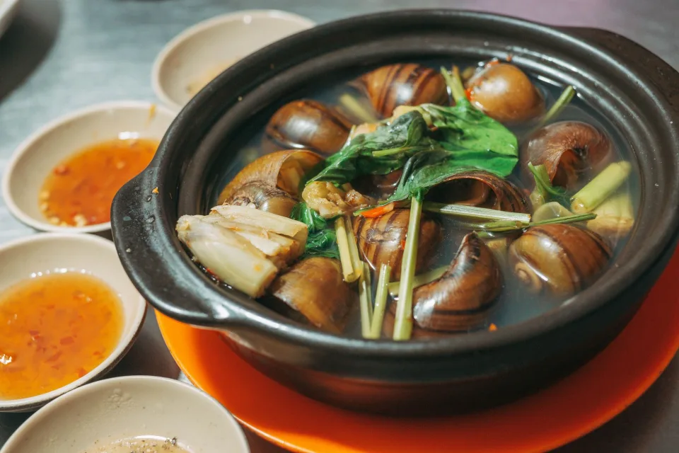 Bàn gỗ cạnh cửa sổ