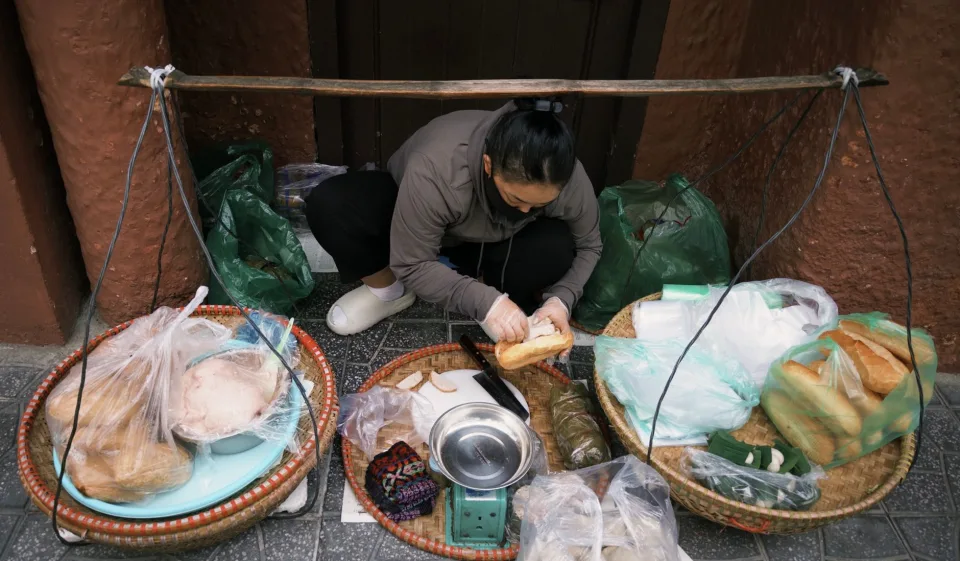 Kệ bánh và hũ cà phê rang