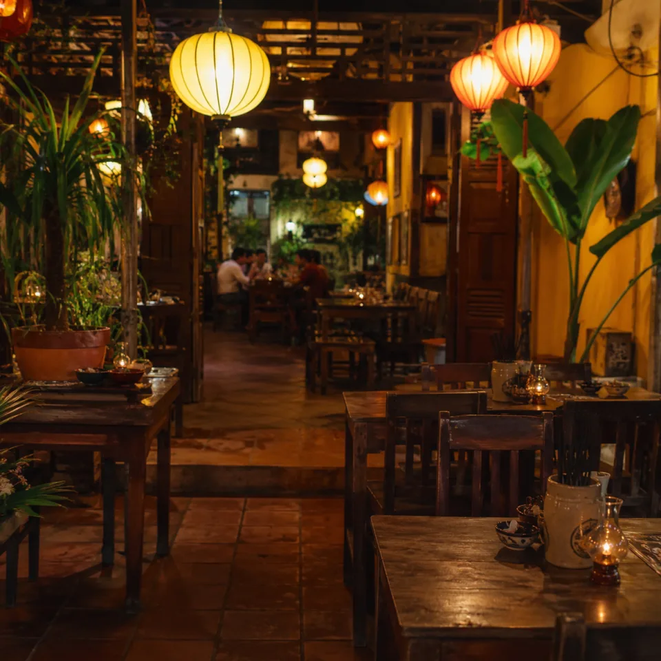 Nhân viên đang pha chế